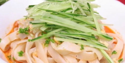 多家餐飲店因在涼皮放黃瓜絲被罰 未取得冷食類食品制售許可在店內切配黃瓜絲